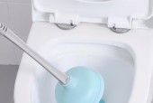 抽水马桶堵了怎么办（迅速解决马桶堵塞困扰）