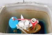 马桶上水阀漏水维修方法（解决马桶上水阀漏水问题的实用指南）