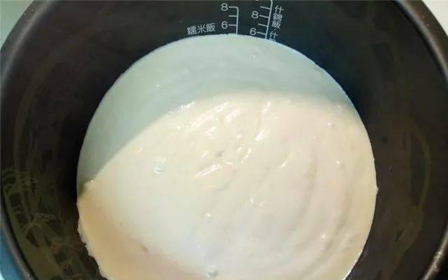 电饭煲蛋糕收缩的原因及解决办法（揭秘电饭煲蛋糕收缩的奥秘）  第1张