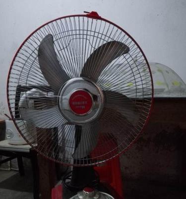 房顶电风扇不转的维修方法（解决电风扇不转的常见问题及维修技巧）  第2张