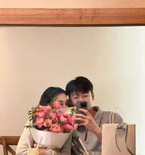 手机举着如何拍摄情侣照片？情侣拍照的技巧是什么？  第2张