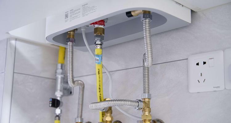 水龙头上方的热水器是什么类型？它的名称是什么？  第2张